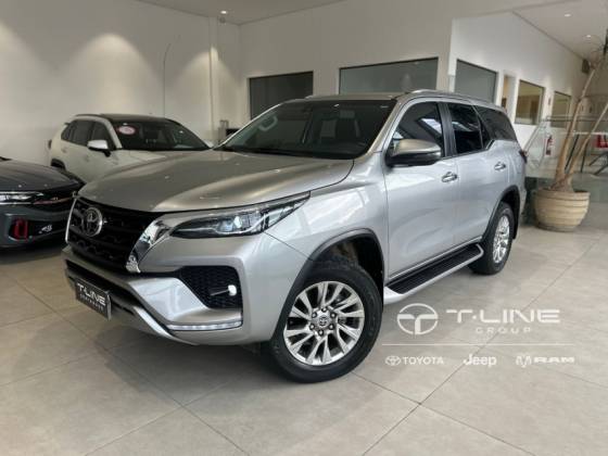 TOYOTA HILUX SW4 2.8 D-4D TURBO DIESEL SRX 7L 4X4 AUTOMÁTICO